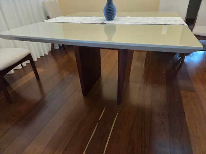 Mesa quadrada 6 a 8 lugares (não acompanha cadeiras)