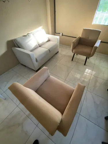 Vendo Sofá de dois lugares e duas poltronas!