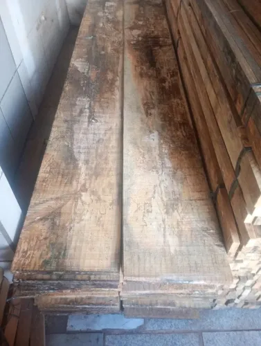 Tabuas de pinus de 30 cm de largura, 3 metros de comprimento