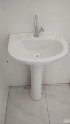 Pia de banheiro com torneira