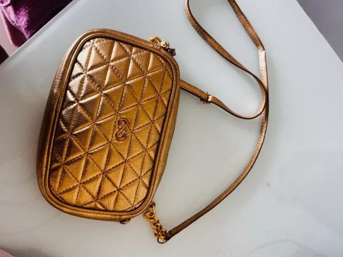 Vendo esta bolsa dourada da Couro & Cia poucas vezes usada 