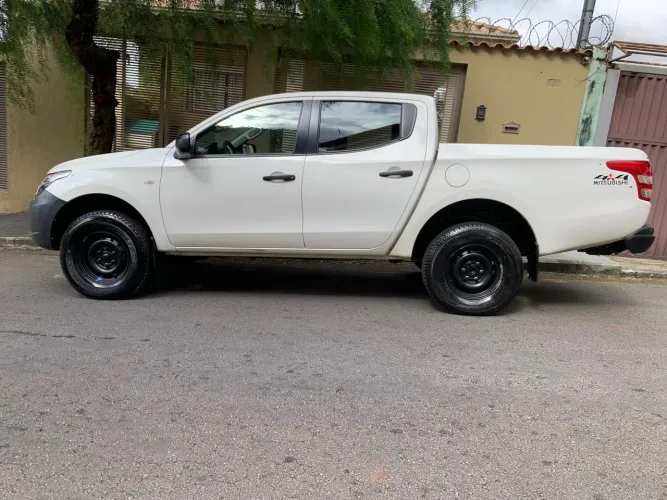 Mitsubishi L200 Triton Sport GLX 2.4 CD Diesel Mec. 2019