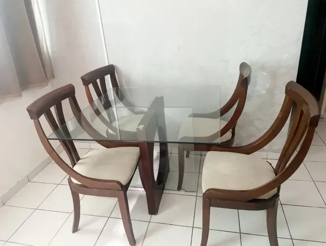 Mesa com quatro cadeira , tampo de vidro