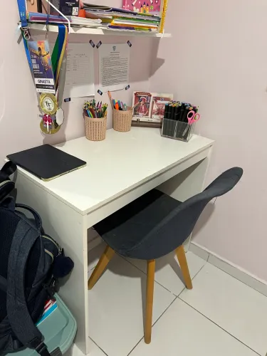 Escrivaninha com cadeira !