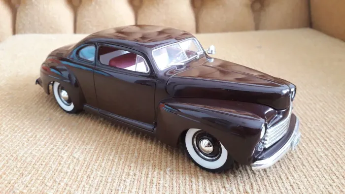 Ford Custom Coupe Revell Escala 1:25 montado a partir do kit Revell