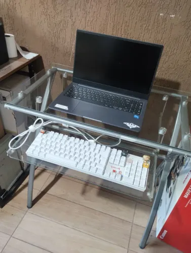 Mesa de vidro para computador