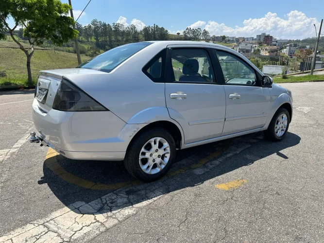 Ford Fiesta Sedan SE 1.6 8V Flex 4P 2014