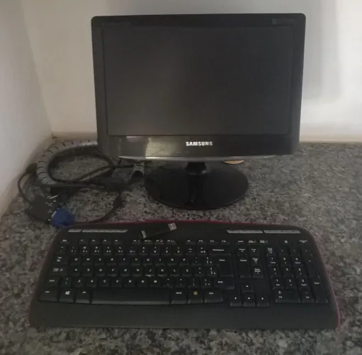 Monitor e teclado funcional