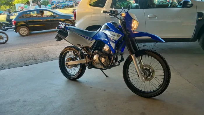 Vendo moto pra pessoa exigente, uma moto