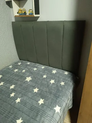 Cabeceira de Cama Solteiro Inteiriça em Suede cinza