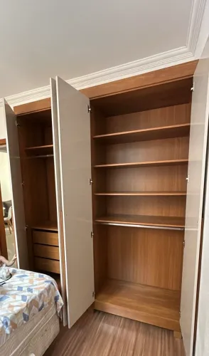 Guarda roupa alto e material premium