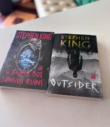 2 Livros do Stephen King: O Bazar dos sonhos ruins e Outsider (novos).