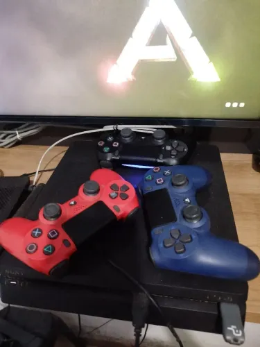 Vendo PS4 SLIM com 3 controles