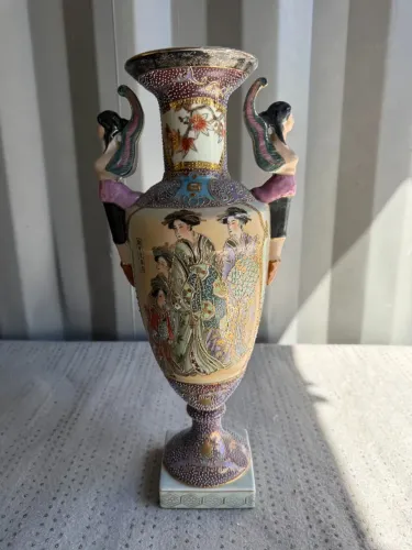 Vaso pequeno Satsuma japonês, cerâmica de barro originária da província de Satsuma.