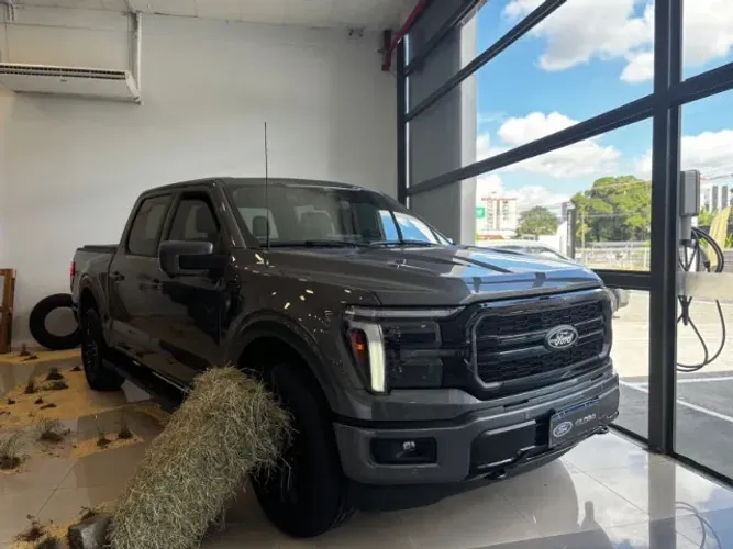 Ford F-150 Lariat Black 4X4 5.0 V8 2025