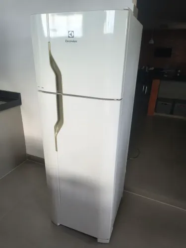 Vendo geladeira Eletrolux funcionando perfeitamente, de 260 litros