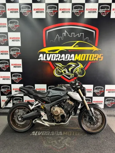 cb 650r 2023 5.200 km. Já emplacada e à pronta entrega