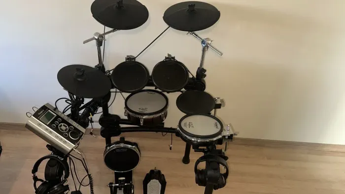 Bateria roland V-drums com módulo TD-9