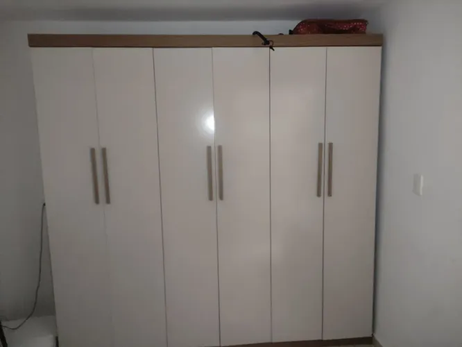 Vendo guarda roupa três portas semi novo
