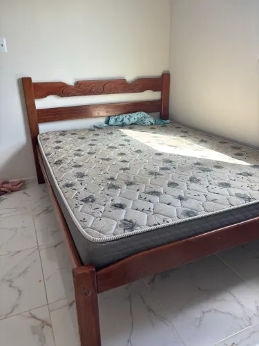 Cama casal de madeira