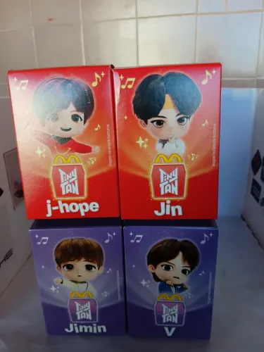 4 Bonecos Jimin V j-hope e Jin bts McDonald's na caixa
