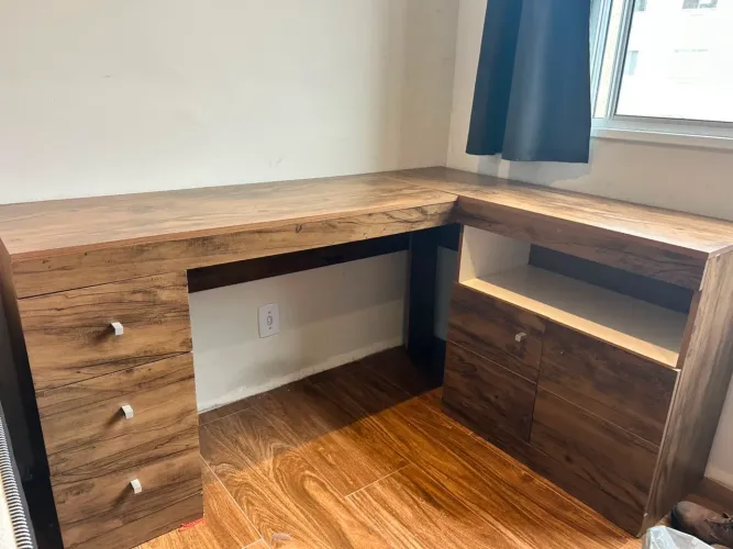 Mesa de escritório em L
