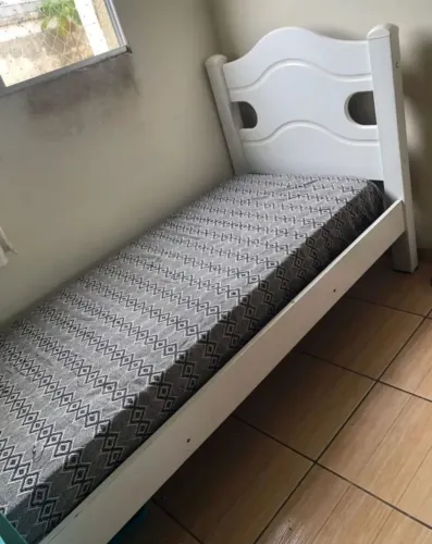 Vendo cama de MDF com colchão D33