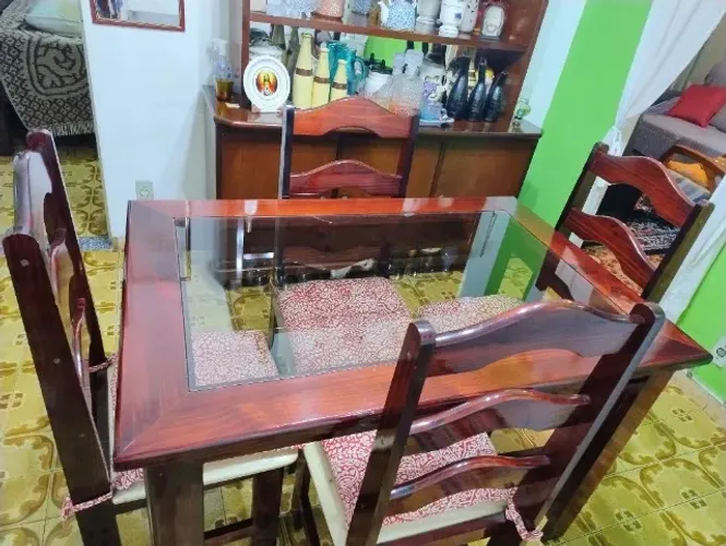 Mesa com 4 cadeiras