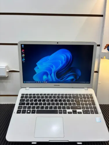 Notebook - Samsung i3 7° Geração - 4 GB RAM / SSD 256 SSD
