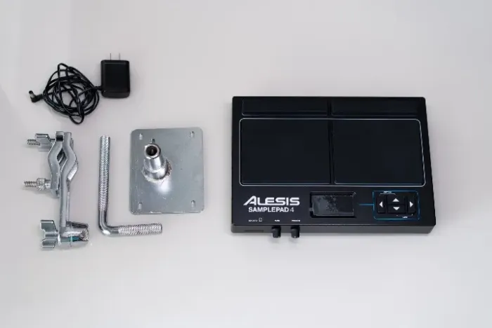 Bateria Eletrônica Alesis SamplePad 4 Compacta - Cor Preto + Clamp Torelli
