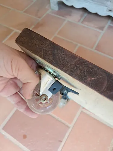 (Entrego) suporte para moveis pesados ou vasos com rodinhas em madeira envernizada 50x50cm