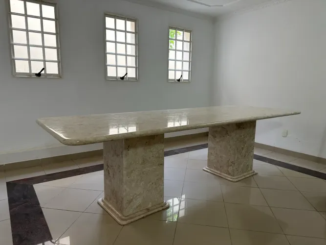 Mesa em mármore travertino