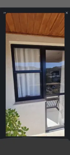 Porta de alumínio preto de correr e basculante 