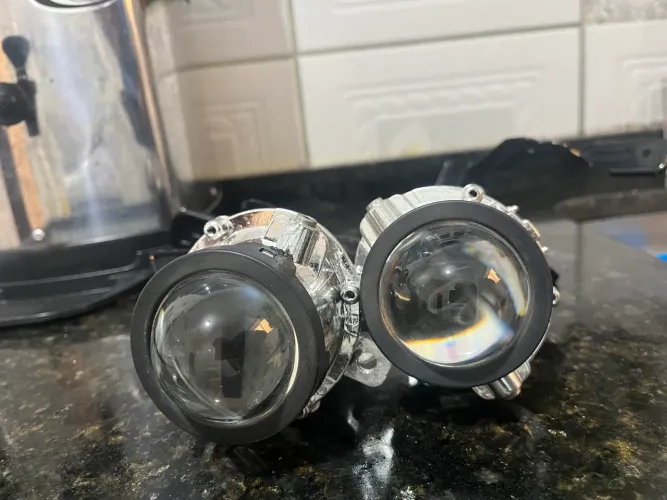Farol de milha HB20 com lâmpadas e grade de acabamento 