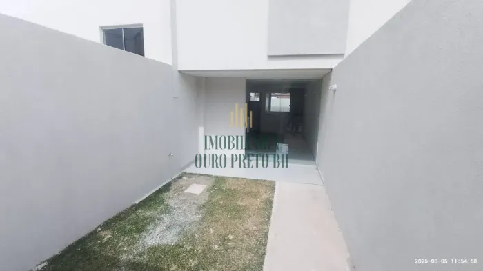 Casa Geminada à Venda - Área total 95m² - 2 Quartos com Suítes - 1 Vagas - 3 Banheiros - R
