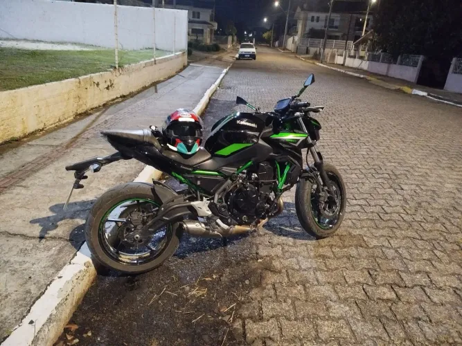 Kawasaki z650 se com detalhes 