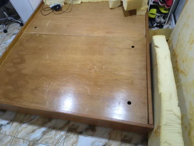 Cama de madeira quem