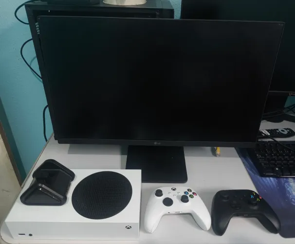 Xbox séries S completo 2 controles 50 jogos disponíveis