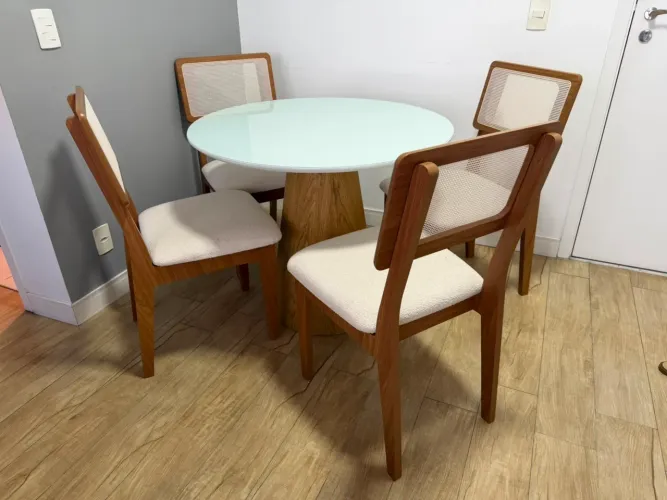 Mesa de Jantar Cone 90 cm Base Madeira Freijó Tampo Laca + Vidro - Branco + 4 Cadeiras
