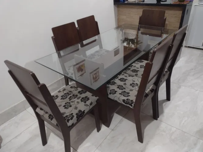 Vende se mesa com 06 cadeiras 