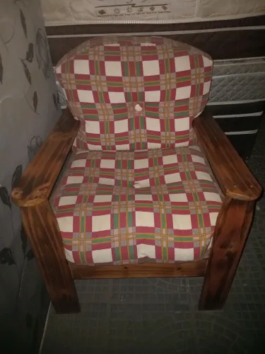 Poltrona de madeira em ótimo estado. (Entrego)
