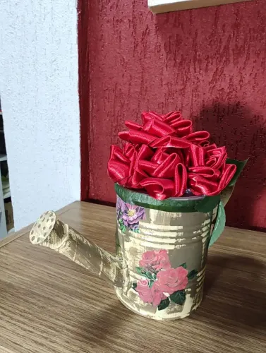 Regador Decorativo Vintage Com Flores De Cetim Artesanal