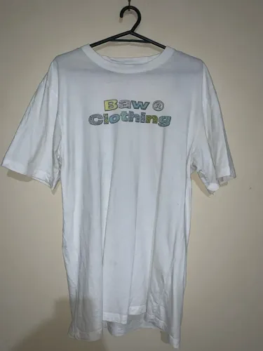 Camiseta BAW Clothing Branca Estampa Colorida Logo