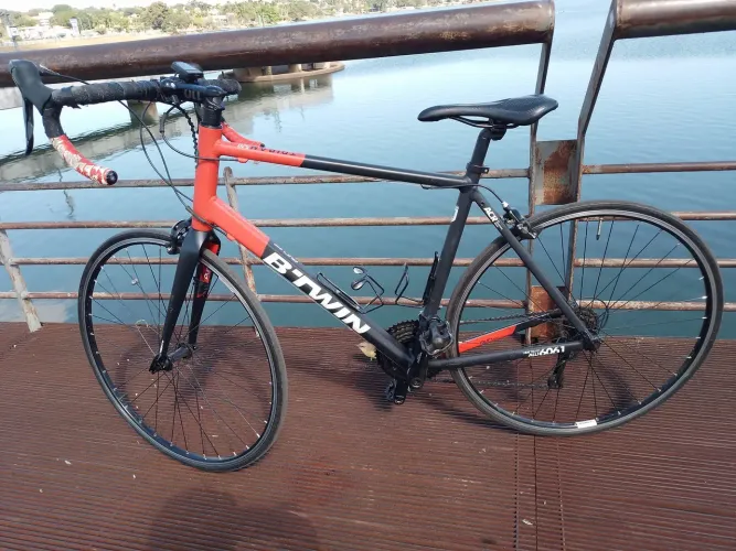 Bike Speed Btwin. Top demais, super conservada. Toda Shimano, 3 X 9 marchas, garfo carbono