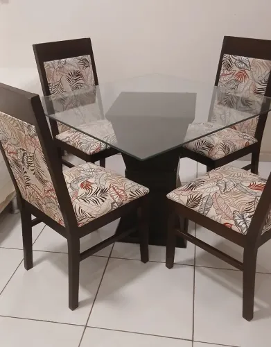 Mesa de Madeira com 4 Cadeiras