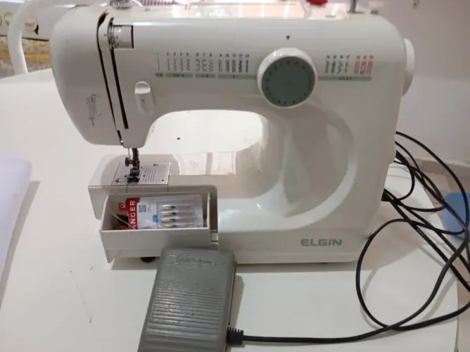 Máquina de costura Elgin Genius JX-4000