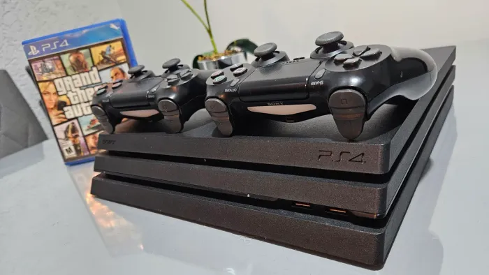 Ps4 pro 1 tera + 2 controles e gta5 / troco / aceito cartão/ entrego