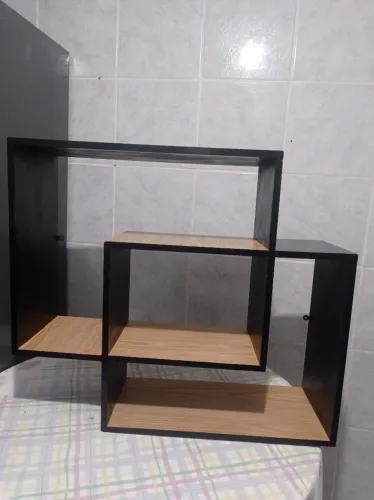 Prateleira preta com adesivos cor madeira ( Ler anúncio antes de contactar)