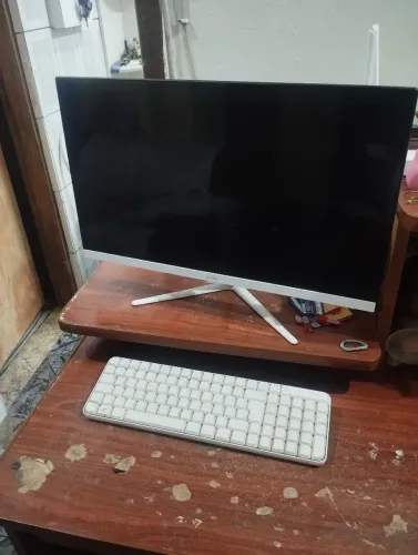 Computador ultra Full HD tela 23" trincada