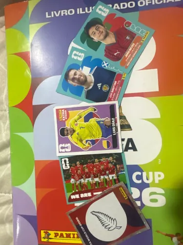 Vendo figurinhas da copa extra rara uma brilhos e três normais